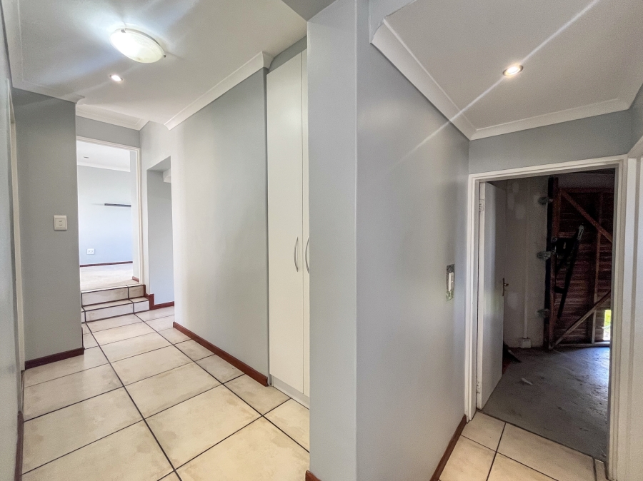 To Let 5 Bedroom Property for Rent in Paradise Beach Western Cape